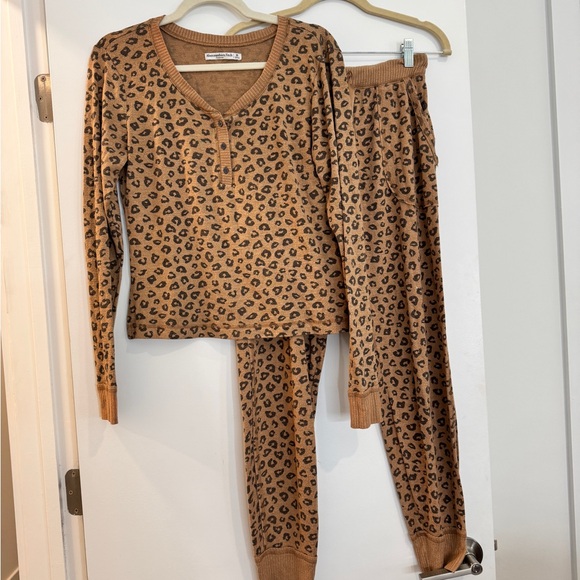 Abercrombie & Fitch Other - Abercrombie & Fitch Tan Leopard Print Pajama Set